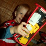 Jannik verstaut sein Spielzeug babysicher