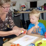 Jannik bastelt unter Anleitung von Oma&Opa